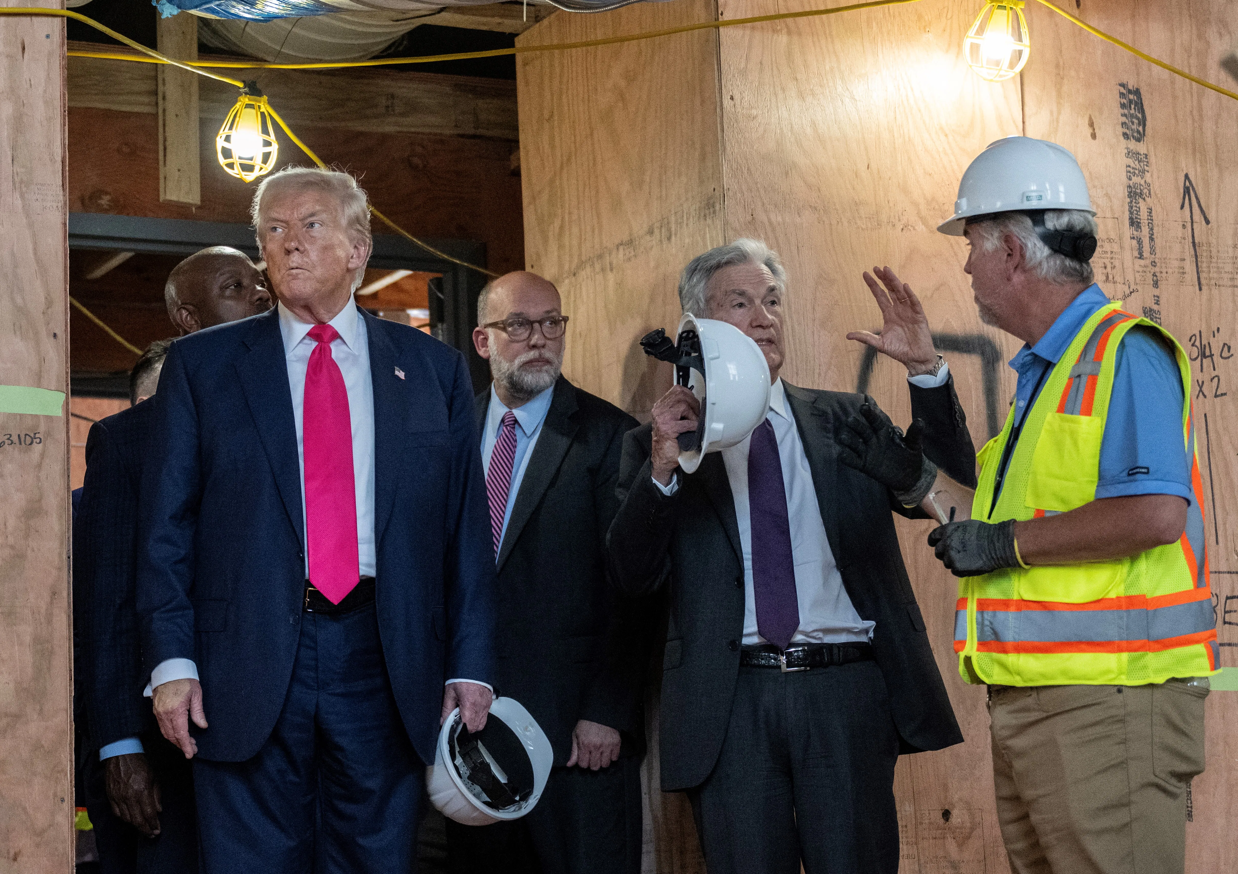 U.S. President Trump Discusses Interest Rates Amid Ongoing Conflict - Binance - 3