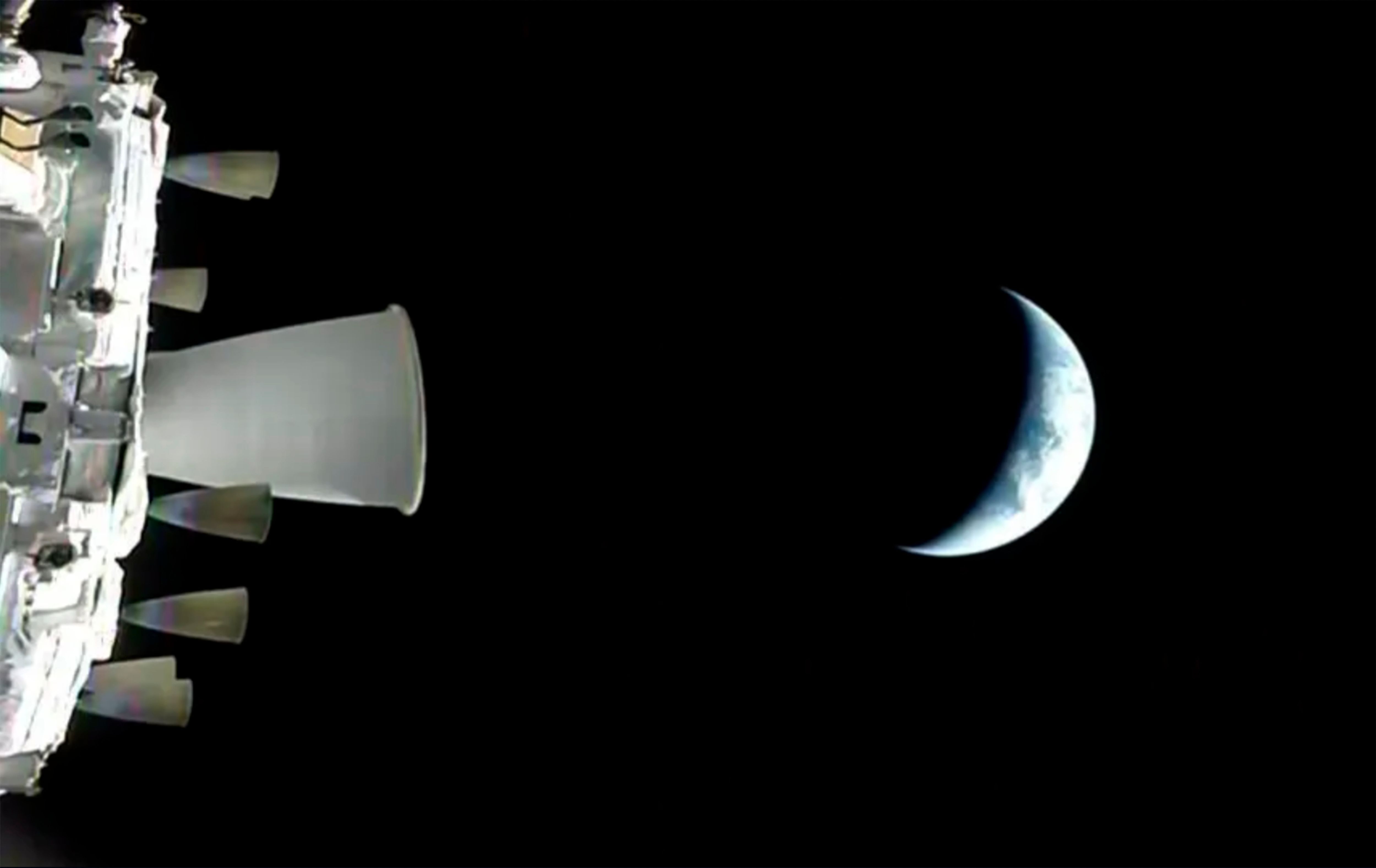 Artemis II astronauts pass 100,000 miles from Earth on voyage to the moon - 1