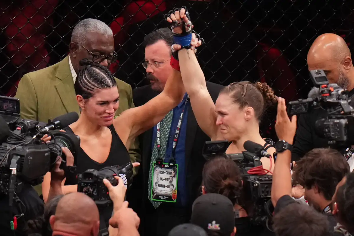 Rousey submits Carano by armbar in 17 seconds - 1