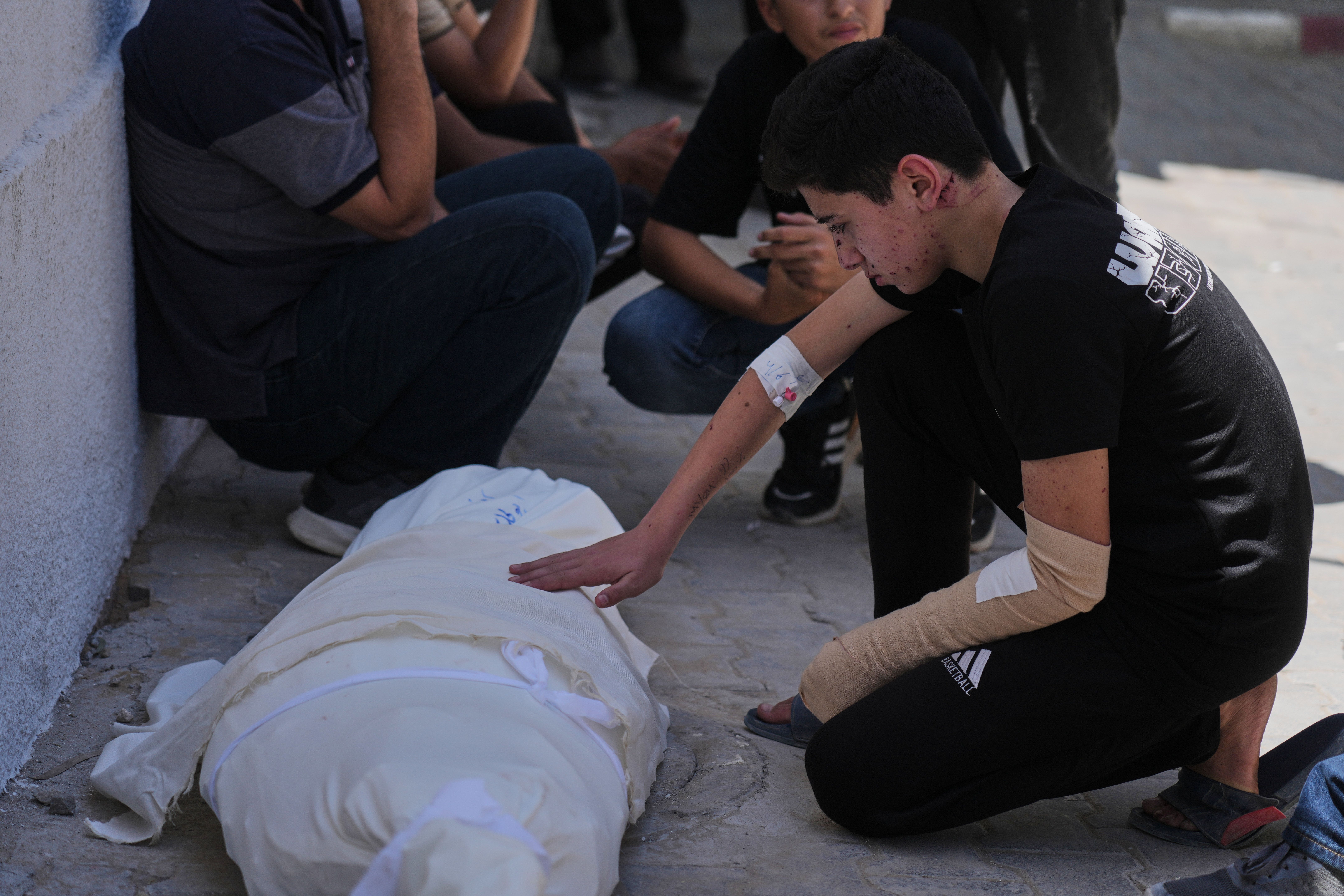 Israeli strikes kill 11 people in Gaza City, medics say - 3