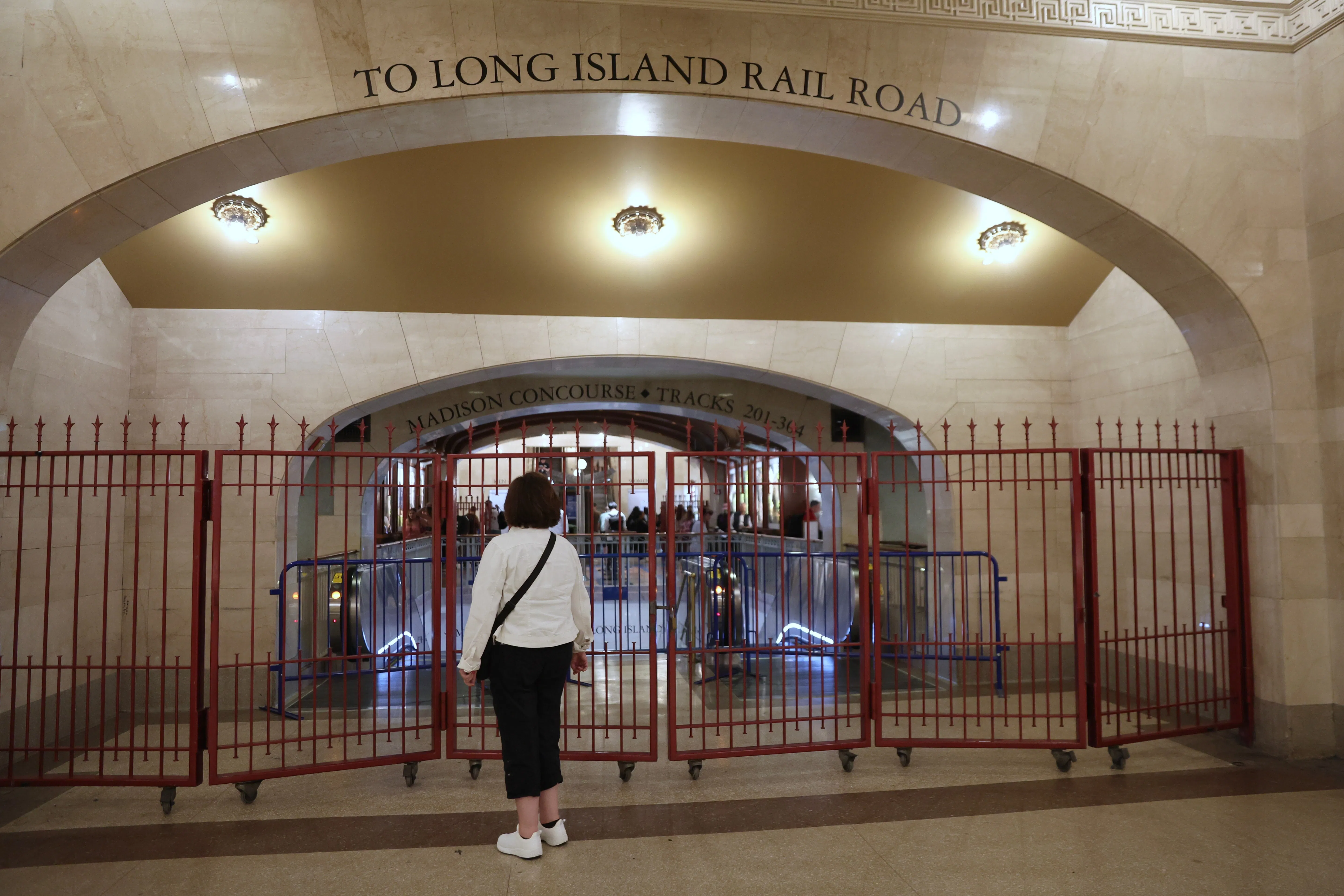 Rush-hour chaos sweeps New York after busiest rail system shutdown - 3