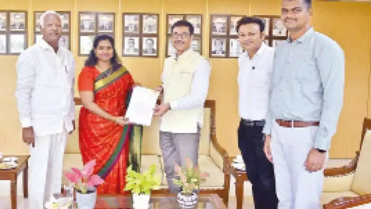 SCR GM urged to give jobs to those gave up lands for Kazipet coach factory - 4