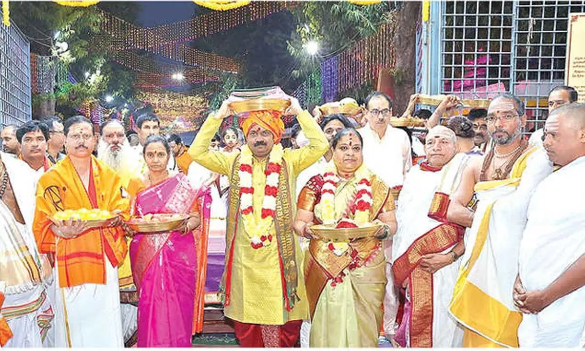 TTD presents ‘silk vastrams’ to Srikalahasti temple - 1