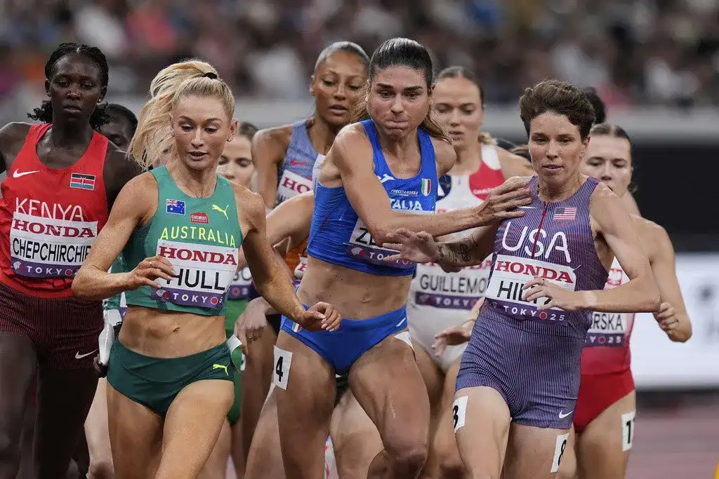 Jess Hull taken out in shocking 1500m final fall after collision with rival as protests dismissed and Claudia Hollingsworth issues emotional apology - 3