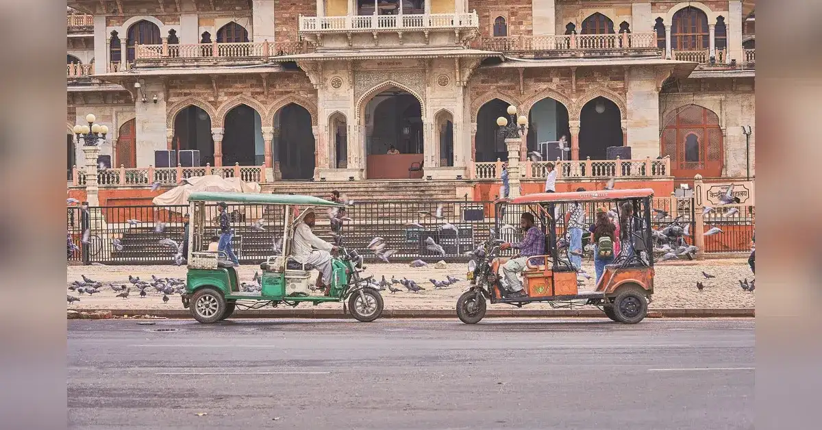 Govt lens on e-rickshaw remote shutdown issue; two apps removed from app stores - 2