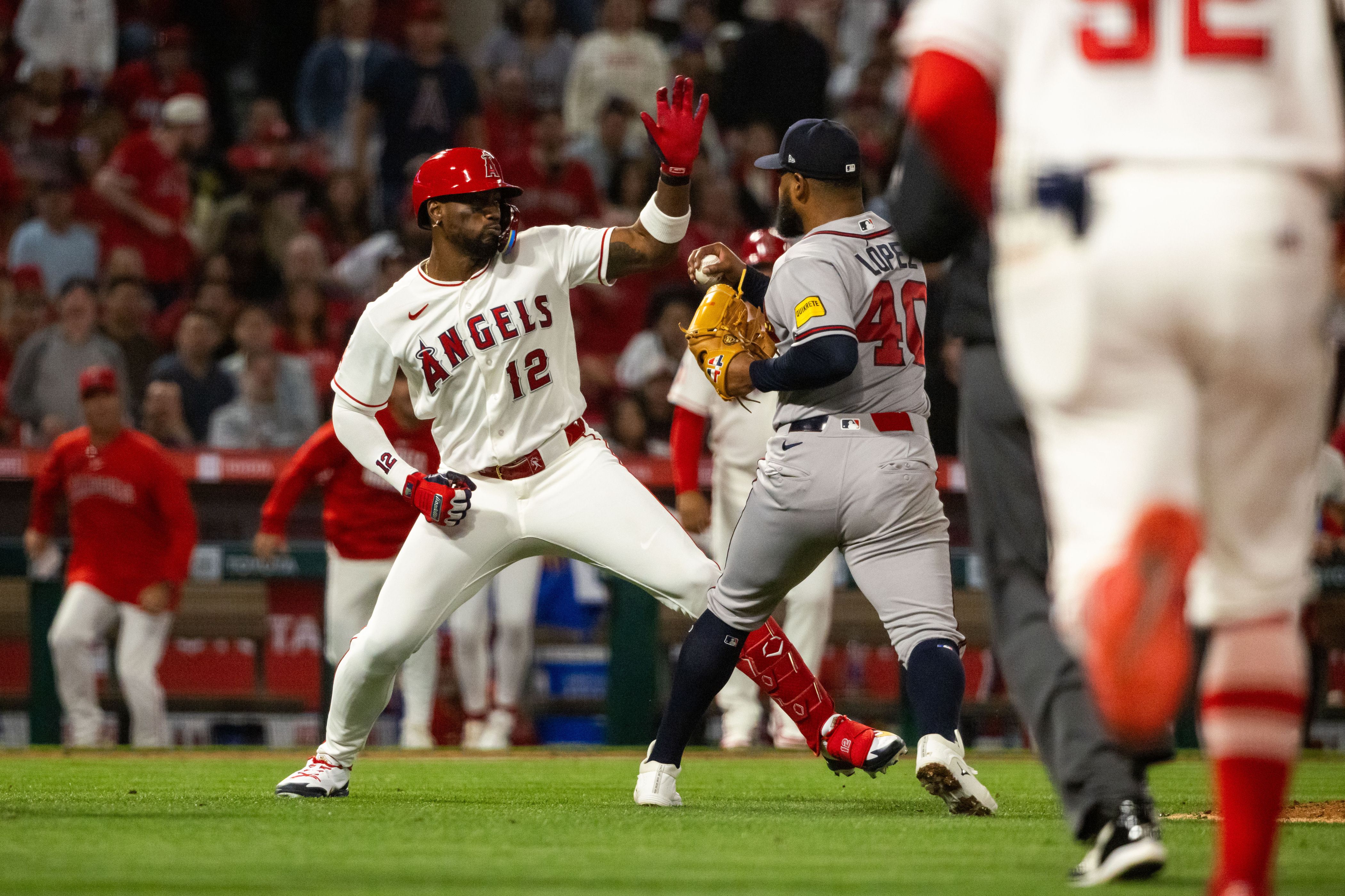 Albies hits his 3rd home run and the Braves beat the Angels 7-2 following a bench-clearing brawl - 1