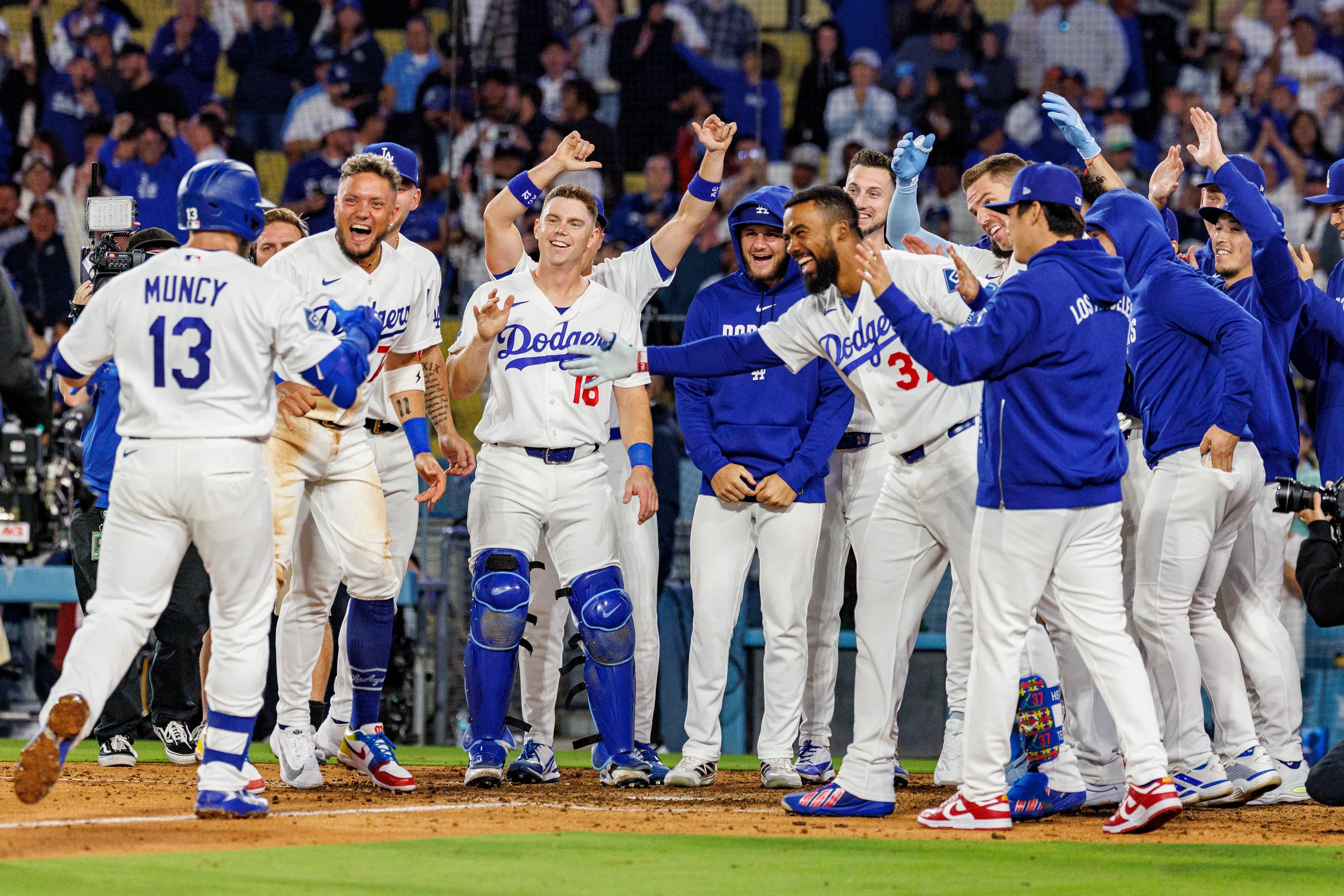 Dodgers' Muncy caps 3-HR night with walk-off shot - 2