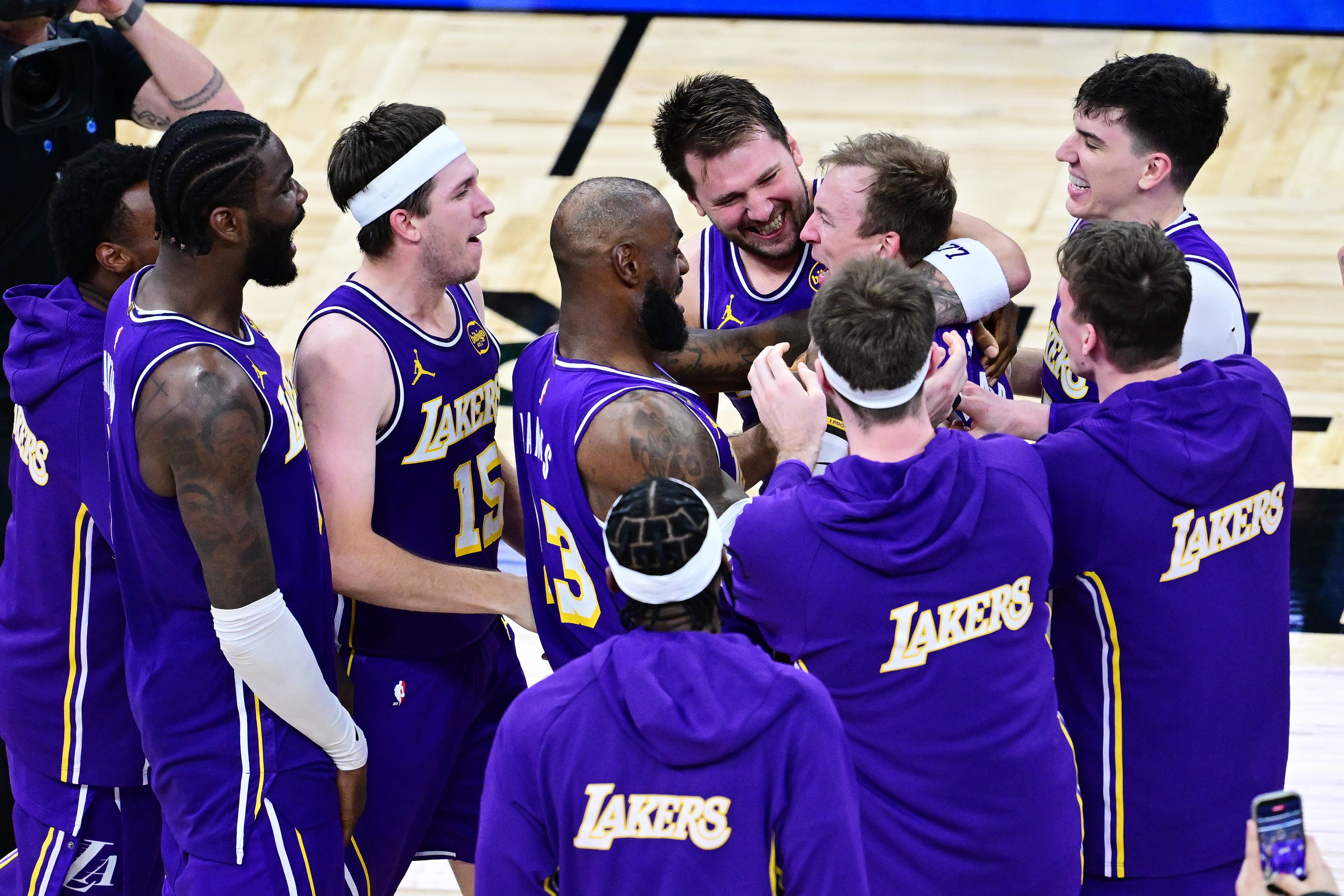 Kennard drains clutch three in dying seconds to steal Lakers win - 2