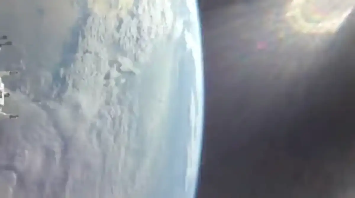Live Updates: Artemis II Astronauts Fly Away From Earth Toward the Moon - 1