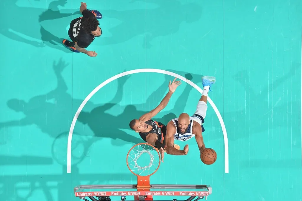 Knicks stay on historic roll, crush 76ers by 39 - 3