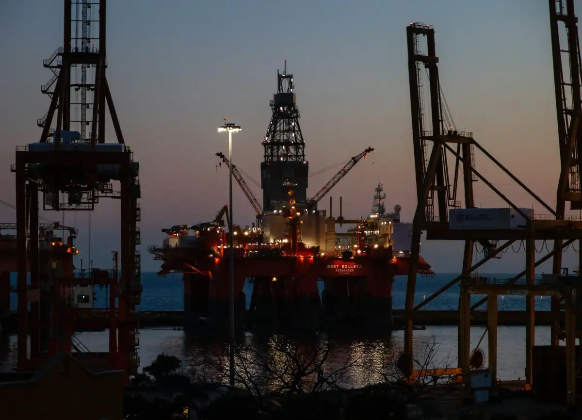 Oil Prices Crash 15% Overnight—Markets Explode After Shock US–Iran Ceasefire - 1