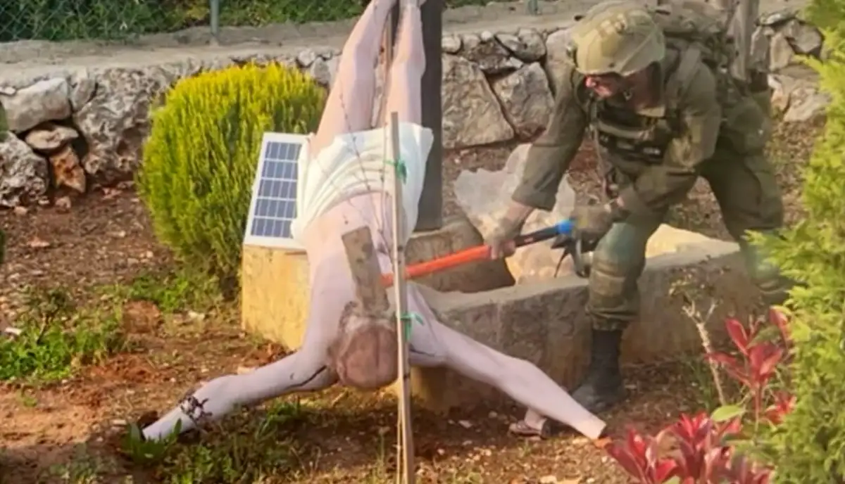Israeli soldier smashes Jesus statue with axe in Lebanon... - 3