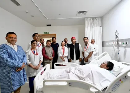 SP chief Akhilesh visits BJP MLA who suffered burn injuries while burning his effigy, pushes for social harmony, positive politics - 2
