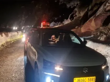 J-K: Avalanche blocks Bhaderwah-Pathankot road, BRO clears path - 4