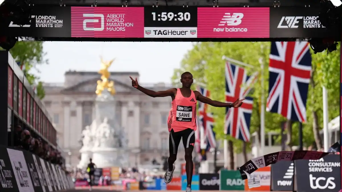 Record-breaker Sawe wins London Marathon in under two hours - 1