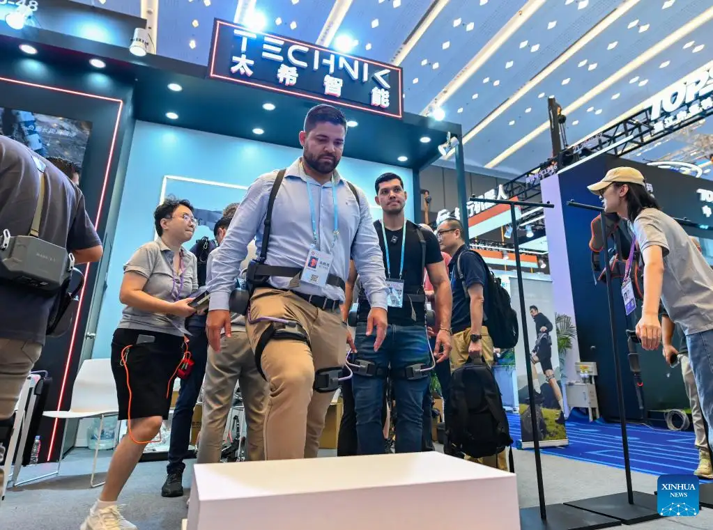 China’s Canton Fair defies global trends as overseas customers flock to buy robots, drones - 1