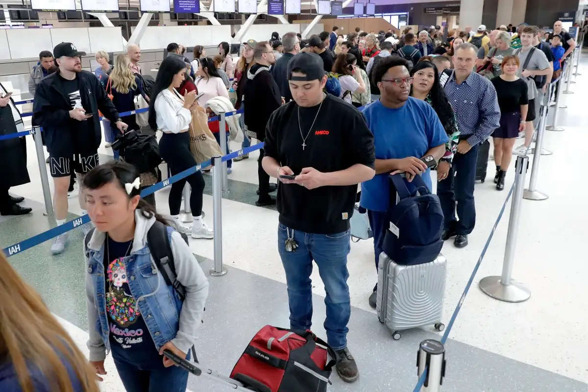 Trump says he's sending immigration agents to airports on Monday amid DHS shutdown - 1