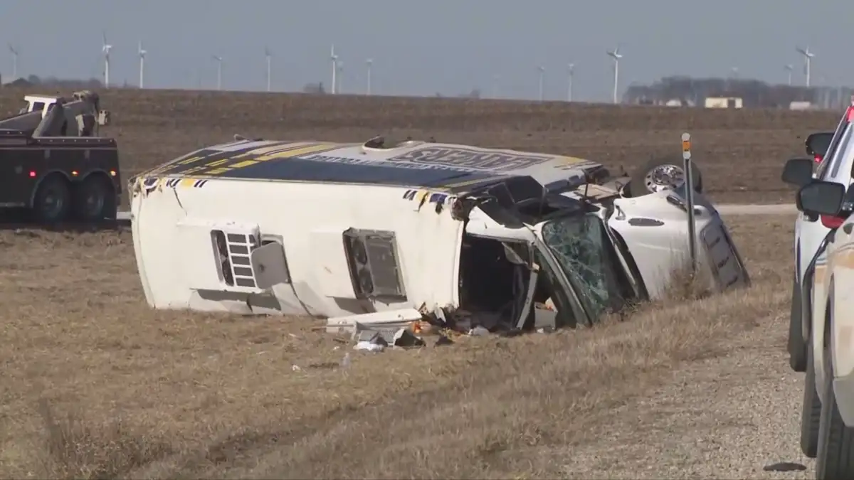 One dead and 32 injured as college baseball team bus crashes during trip to Arkansas for opening season games - 4