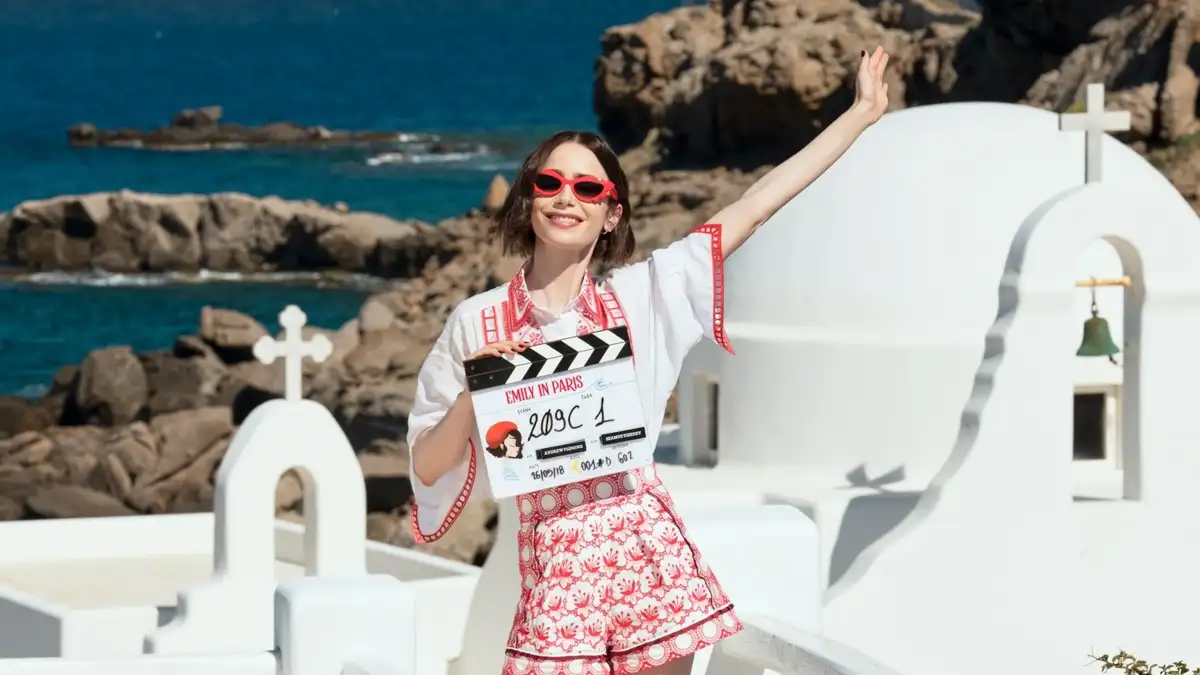 Emily Blunt dazzles in a glamorous ensemble as she joins her co-stars at the London photocall for Disclosure Day - as she's tipped for Oscar success - 3