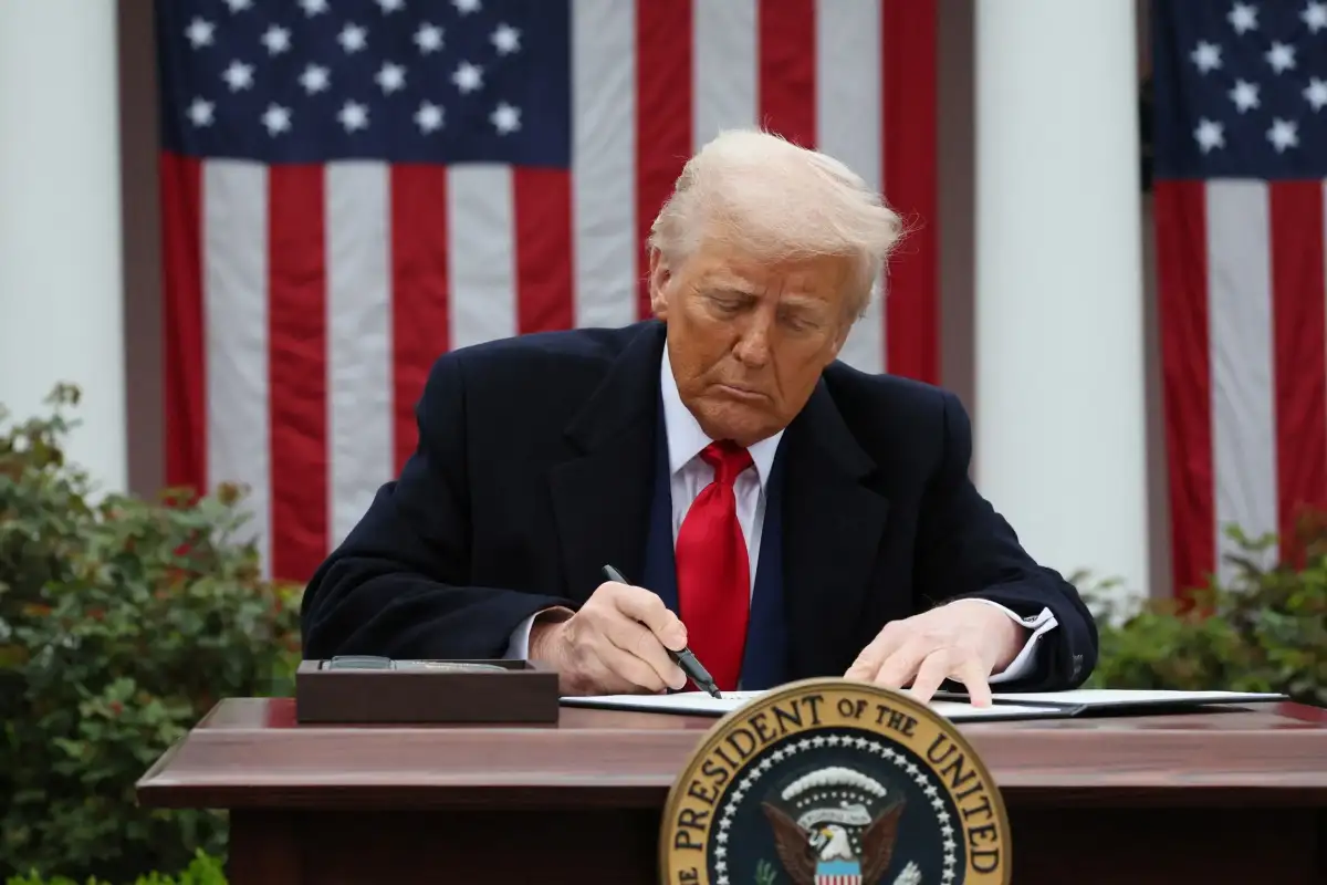 US dollar drops and stock markets face losses after Trump announces 15% global tariff – business live - 4