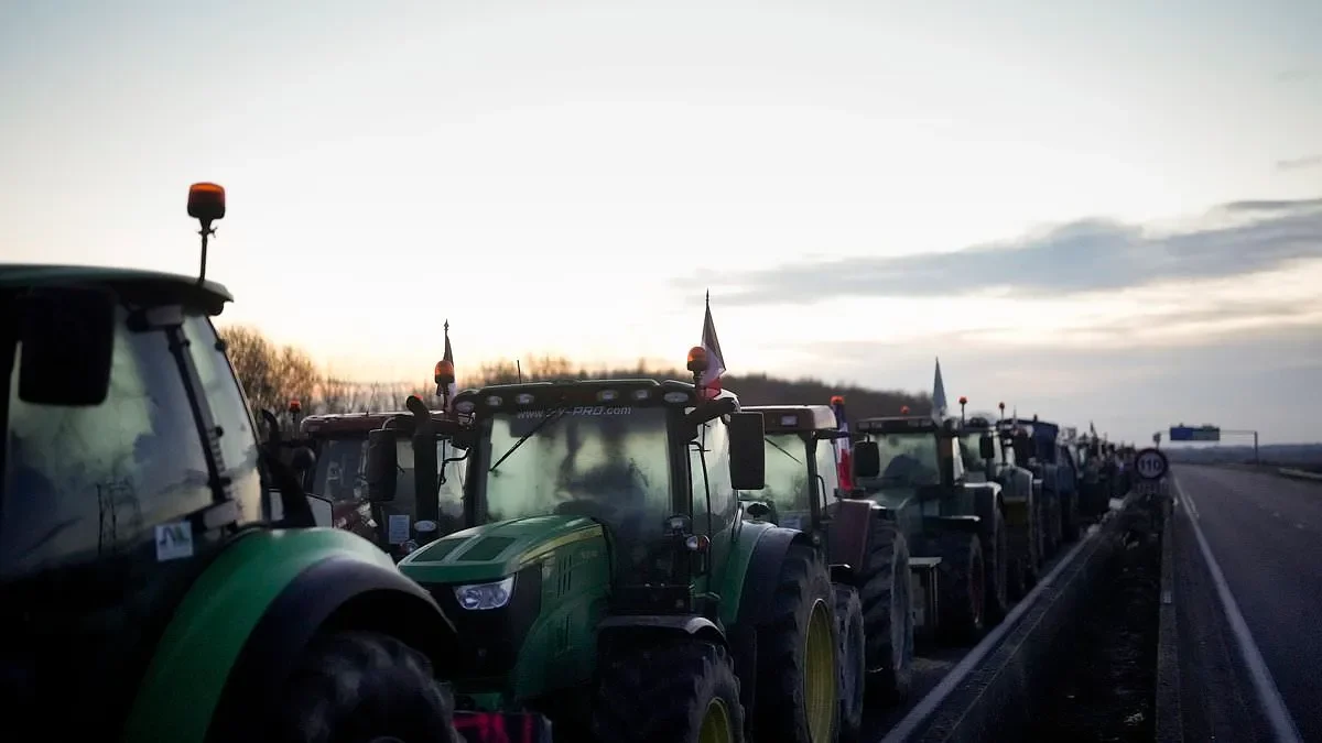 Jeremy Clarkson issues plea to UK towns as 'France is better' - 2