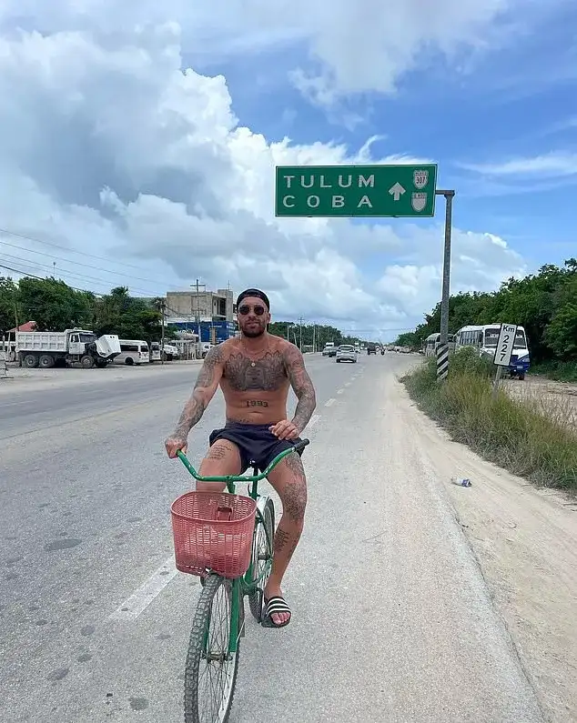 No heartbreak here! Married At First Sight's Scott and Dave show off their buff physiques as they enjoy a post-show stroll on the Gold Coast after dumping their brides - 4
