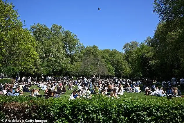 London to be hotter than Majorca today with temperature soaring as high as 27C - 4
