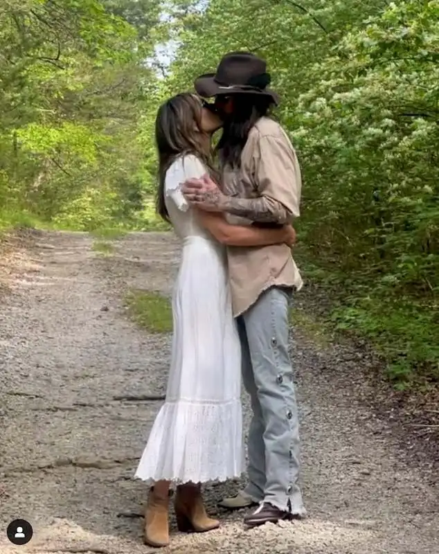 Elizabeth Hurley and Billy Ray Cyrus share a passionate kiss as actress supports singer at country music festival Stagecoach - 3