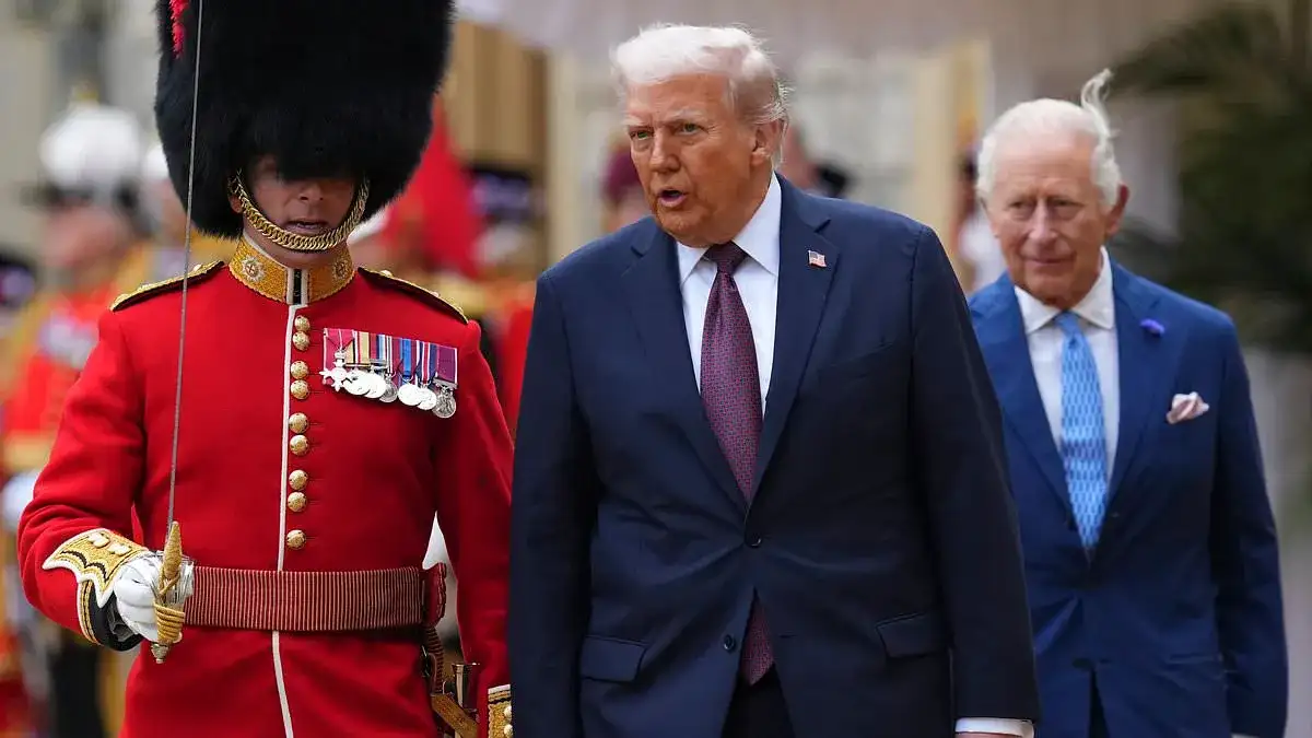 Trump's subtle but friendly move that immediately broke royal protocol with King Charles - 1