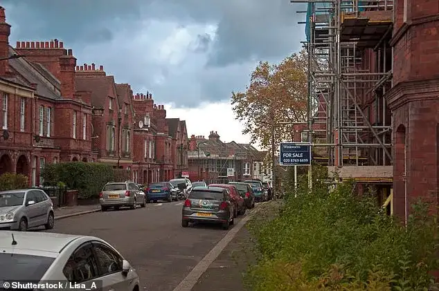 Average house price above £300,000 for first time, says Halifax - 2