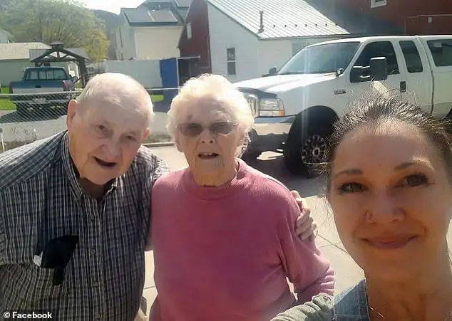 Couple Married for 70 Years Die Holding Hands After Car Crash. They Chose to 'Leave This Earth Together,' Family Says - 4