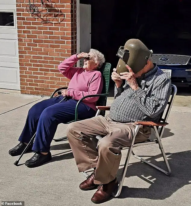 Couple Married for 70 Years Die Holding Hands After Car Crash. They Chose to 'Leave This Earth Together,' Family Says - 3