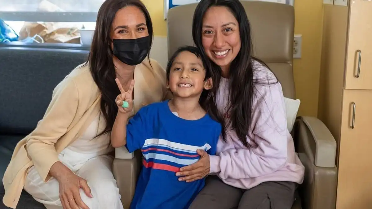 Crowds turn out for Harry and Meghan at children’s hospital. Watch live - 4