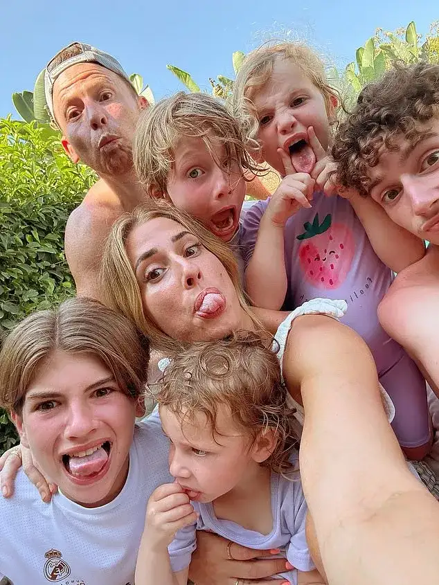 Stacey Solomon has her wedding ring back on as she returns to filming for family reality show after insiders revealed 'problems' with husband Joe Swash left the show in crisis - 4