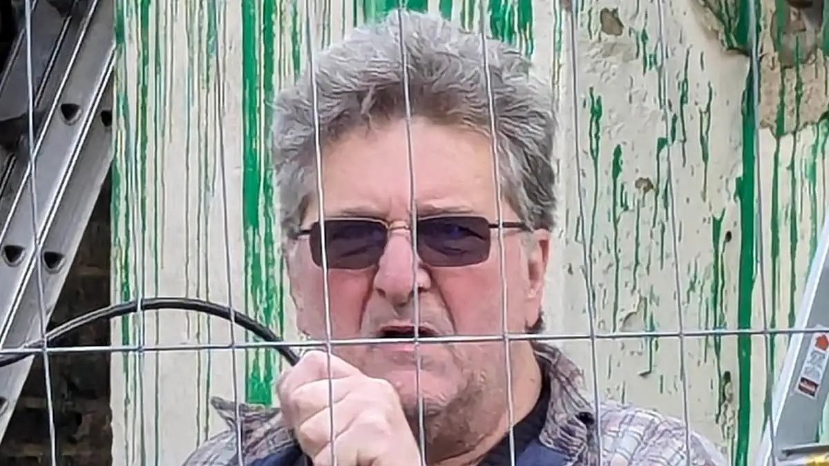 Is this London's latest Banksy? Mystery statue of man blinded by flag sparks speculation - 3