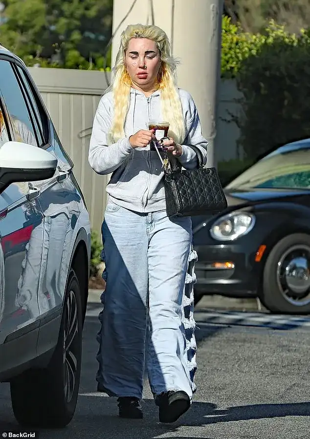 Amanda Bynes Looking Good on Solo Coffee Run Amid Weight Loss Effort - 1