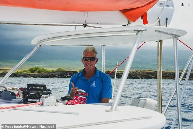 Tourists on snorkeling tour in idyllic Hawaii waters shriek in horror as man STABS boat captain with fish fillet knife - 2