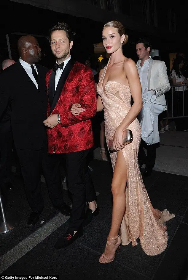 Rosie Huntington-Whiteley shows off skinny frame and TINY waist at Met Gala 2026... amid wave of Ozempic stars - 4