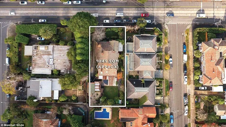 Family pays $1.39 million for Melbourne house with light-filled atrium - 2