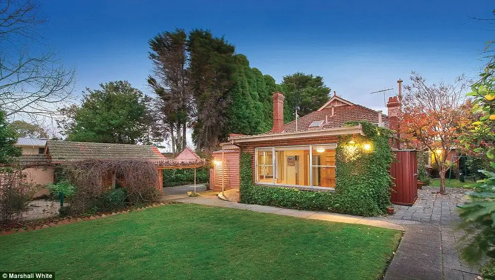 Family pays $1.39 million for Melbourne house with light-filled atrium - 1