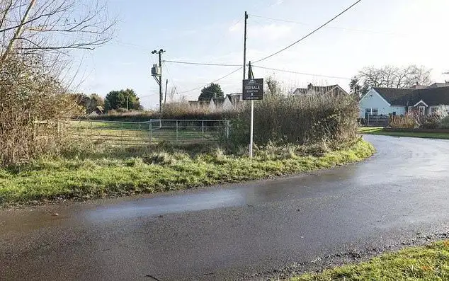 Travellers start work turning wildlife haven into caravan site within hours of council closing its doors for three-day Bank Holiday weekend - 2