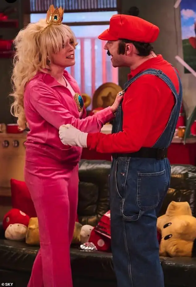 Aimee Lou Wood is lauded by fans as she makes SNL UK hosting debut and brushes off 'mean and unfunny' teeth parody: 'She's smashing it!' - 1
