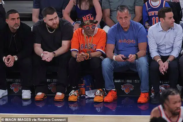 Hollywood star celebrates with Knicks players - 1