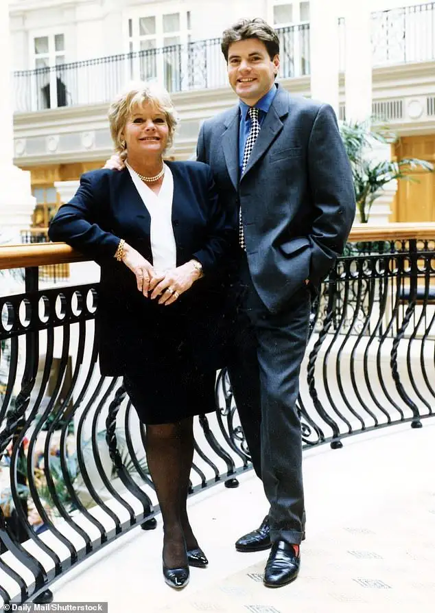 Judith Chalmers' presenter son Mark Durden-Smith and the three invaluable tips she gave him before he embarked on a TV career as legendary Wish You Were Here star dies aged 90 - 1