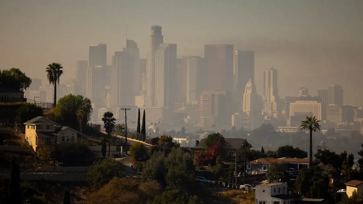 Millions told to stay indoors as eye-burning toxins fill the air in 14 US states TODAY - 2