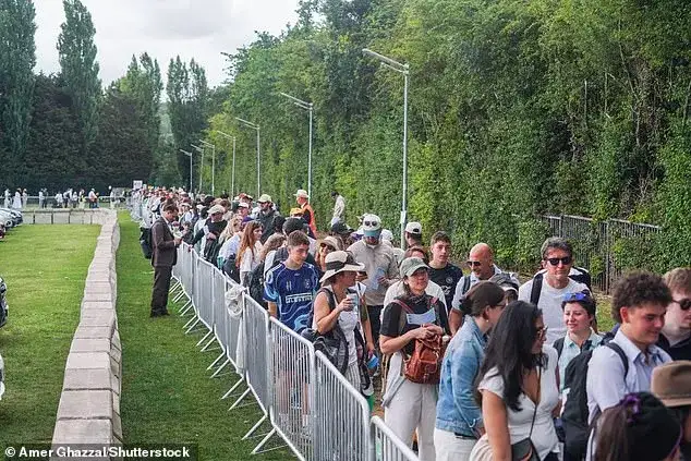 This famous queue attracts celebs and thousands of fans. By 8.30am it was chaos - 1