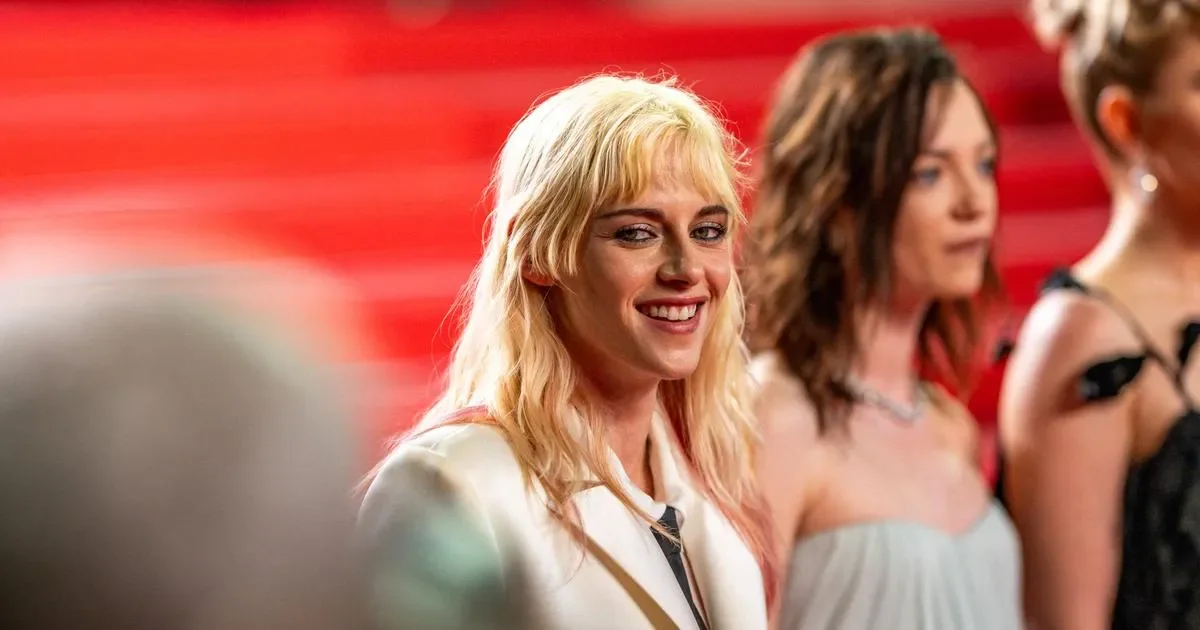 Kristen Stewart flips off crowd as she she walks the red carpet alongside Emma Mackey for the Fully Phil Cannes film premiere - 4