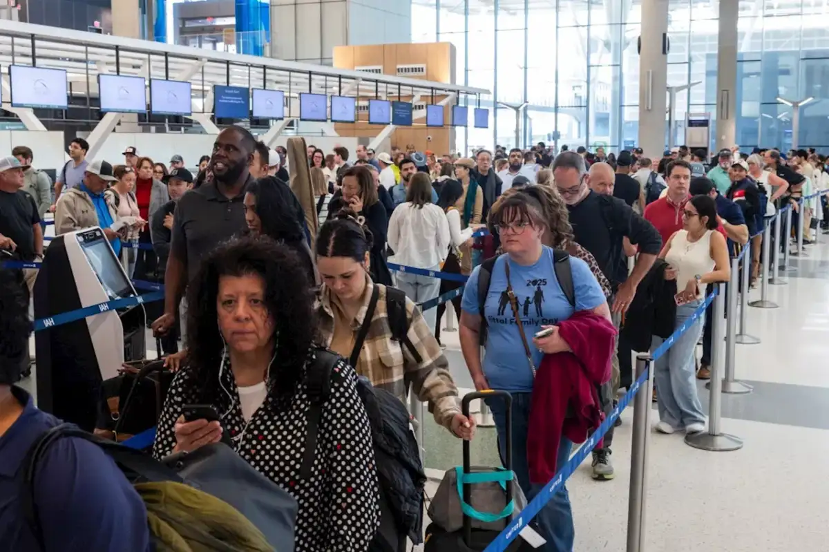 The largest federal workers union says 'untrained, armed' ICE agents should not replace TSA - 2