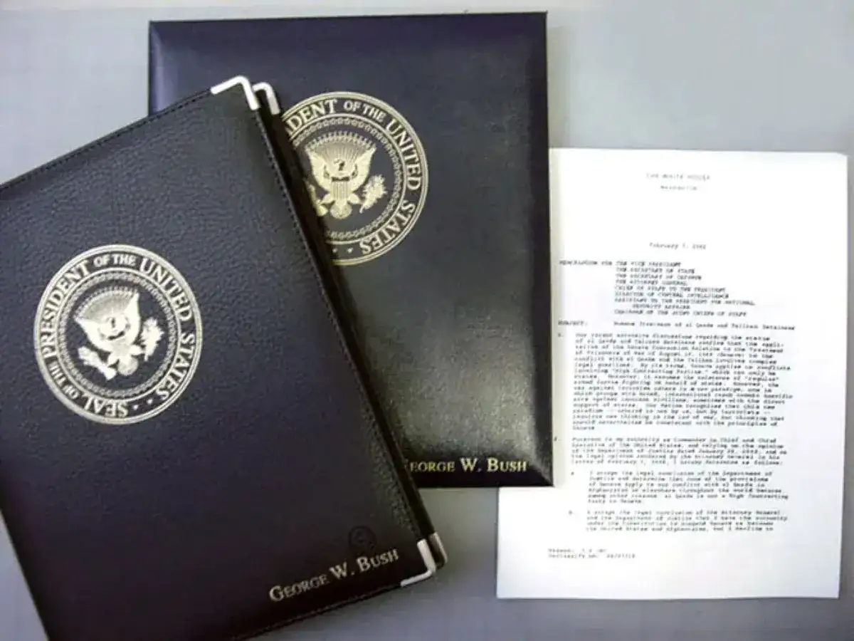 Viral Post Claims Donald Trump Caught On Camera Secretly Snooping Through Xi Jinping's Private Notebook In Beijing - 1