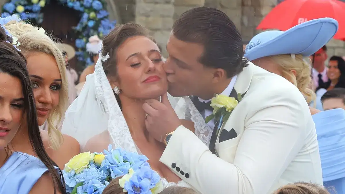 Venezuela Fury, 16, 'will swap her parents' £8m mansion to live in a caravan with her new husband Noah Price, 19' - 2
